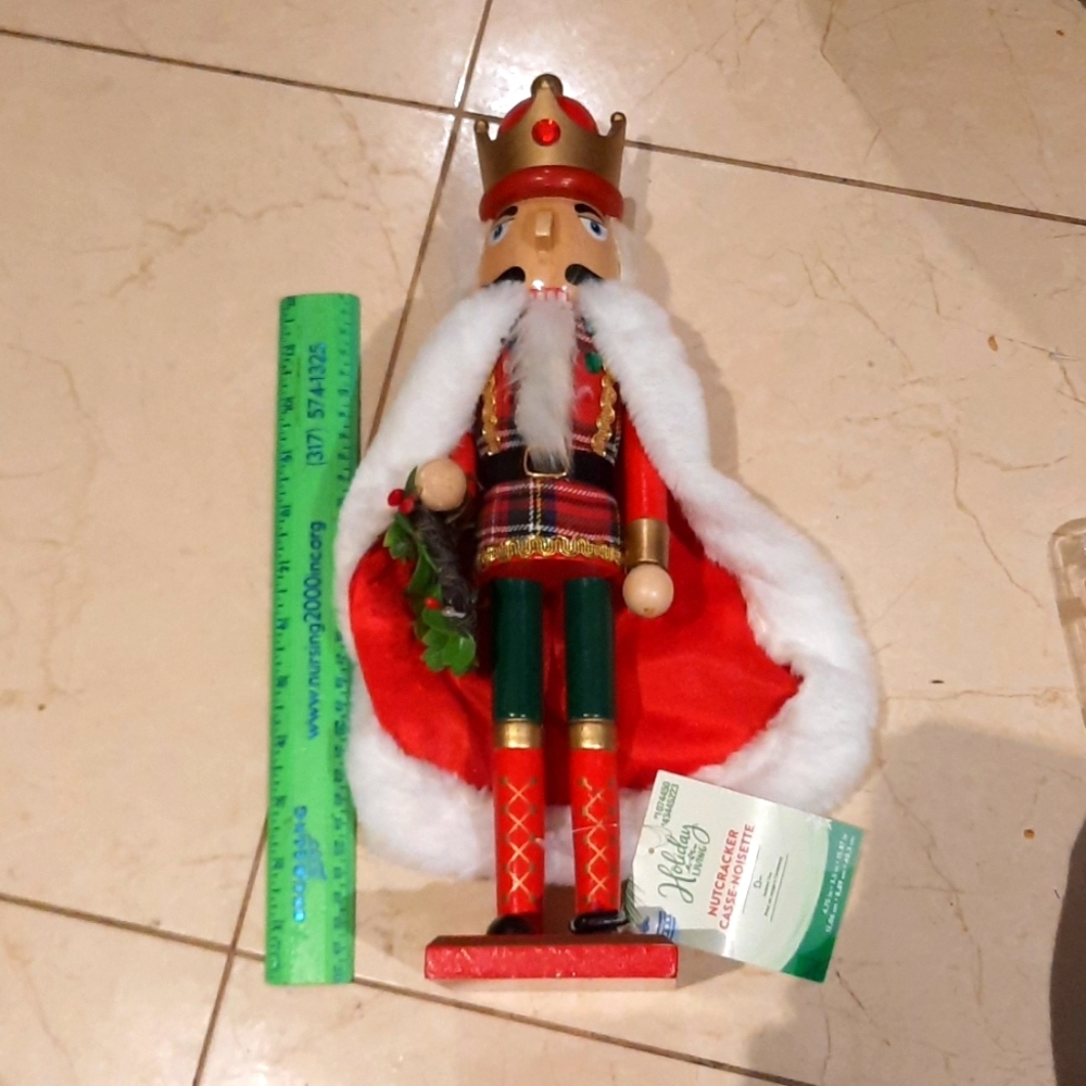 NWT RED WHIE GREEN 16" collectible CHRISTMAS 🎄 NUTCRACKER FIGURINE GORGEOUS